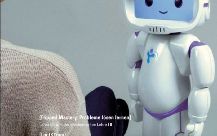 Cover FIF 2022 - Kleiner Roboter, der eine Frau anlächelt