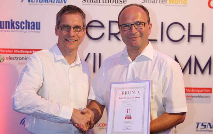 Gerhard Stelzer (links), Editor-at-Large der „Elektronik“, überreichte Prof. Dr. Axel Sikora (rechts) die Auszeichnung zum Autor des Jahres 2018.  