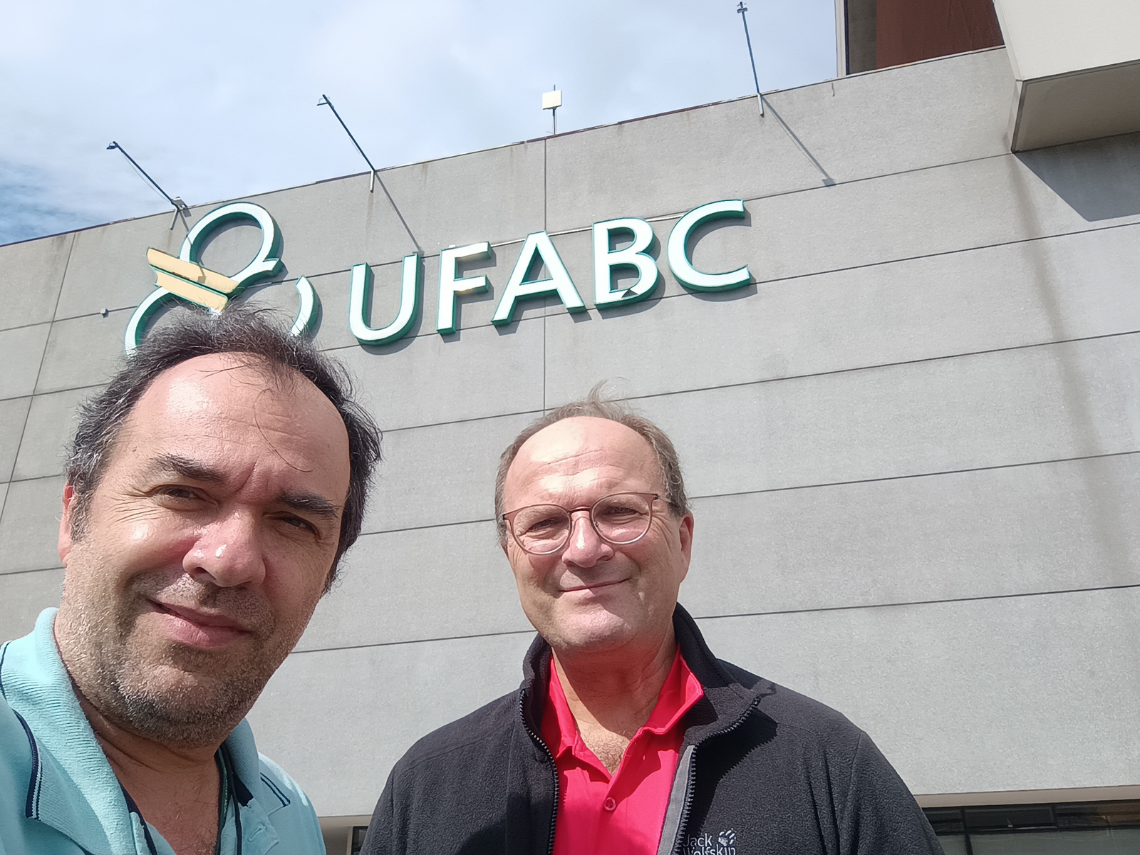 2 Personen vor dem Hauptgebäude der UFABC