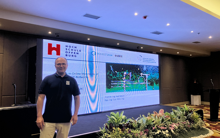 eine Person vor einer Leinwand