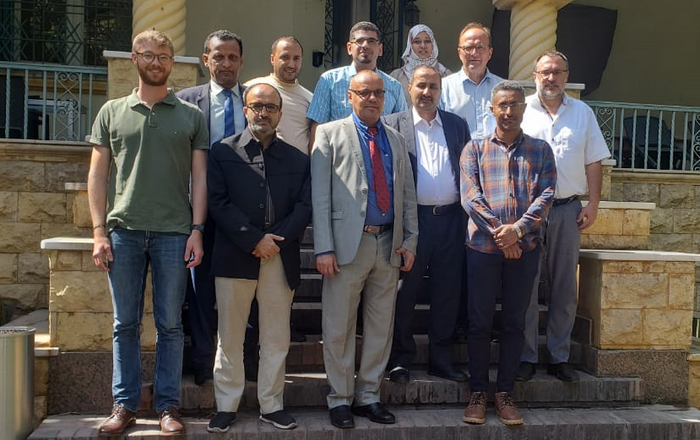 11 Workshopteilnehmer*innen vor der DAAD Außenstelle in Kairo