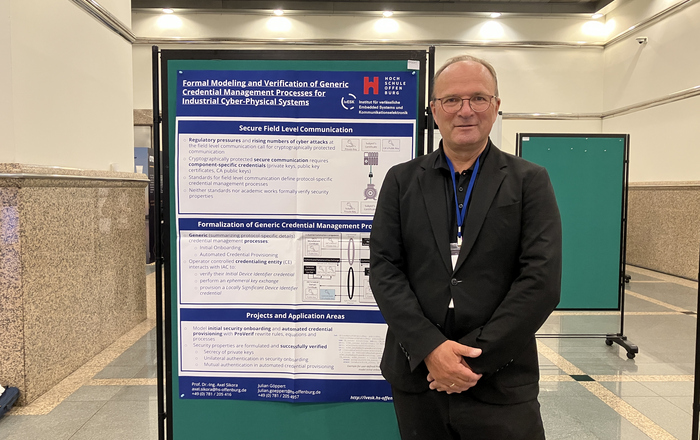 Prof. Dr. Axel Sikora vor einem der beiden Poster  Prof. Dr. Axel Sikora vor einem der beiden Poster