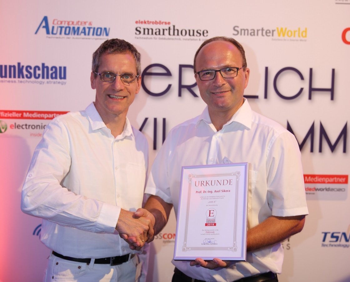 Gerhard Stelzer (links), Editor-at-Large der „Elektronik“, überreichte Prof. Dr. Axel Sikora (rechts) die Auszeichnung zum Autor des Jahres 2018.  